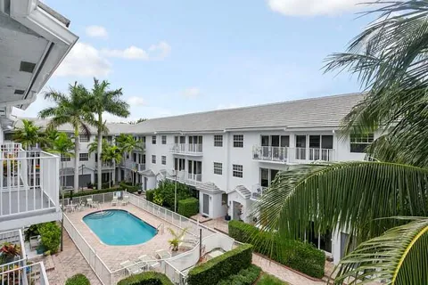 2725 NE 8th Avenue #118
