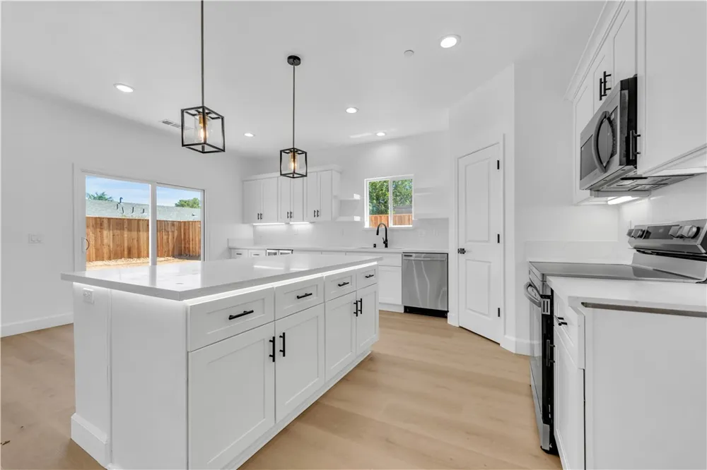 8837 Holly California City, CA 93505