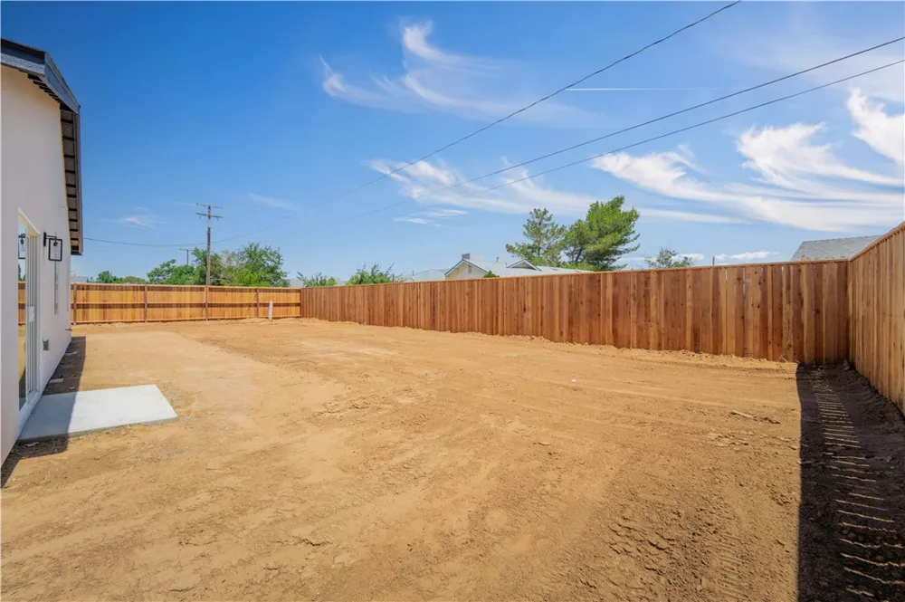 8837 Holly California City, CA 93505