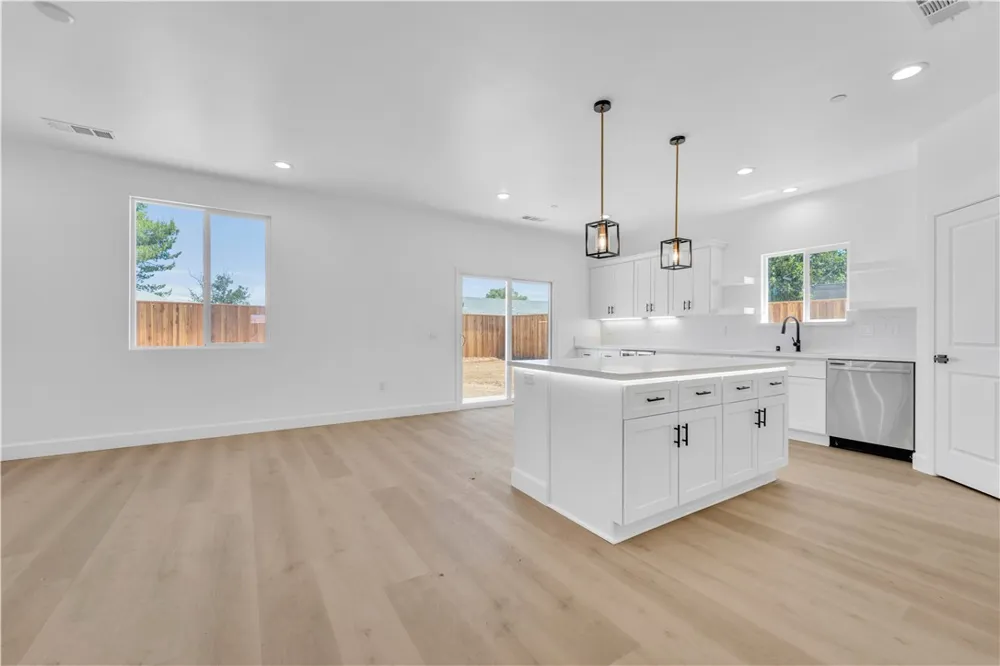 8837 Holly California City, CA 93505