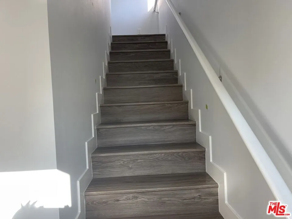 6204 Mayfield Avenue #2nd fl La Crescenta, CA 91214