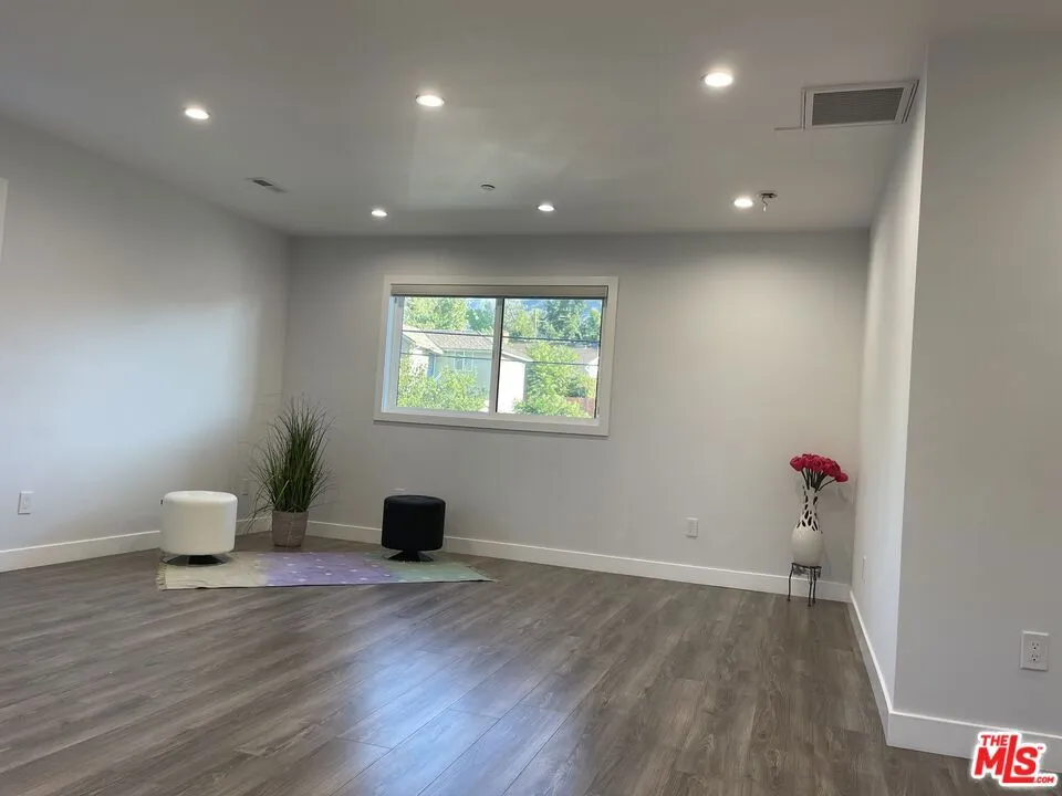 6204 Mayfield Avenue #2nd fl La Crescenta, CA 91214