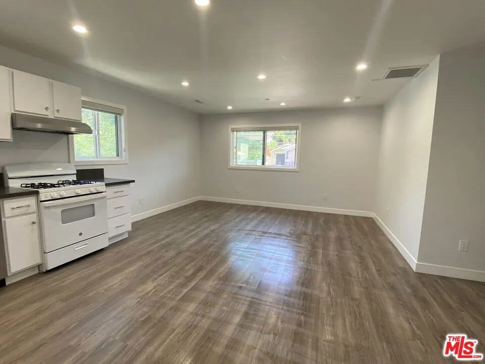 6204 Mayfield Avenue #2nd fl La Crescenta, CA 91214