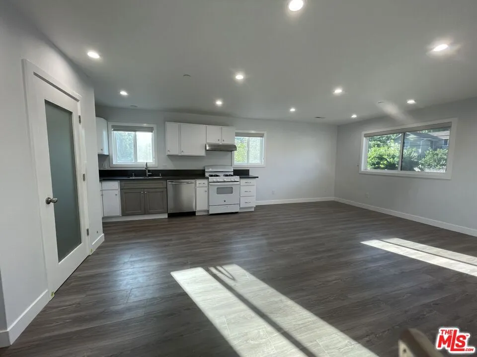 6204 Mayfield Avenue #2nd fl La Crescenta, CA 91214