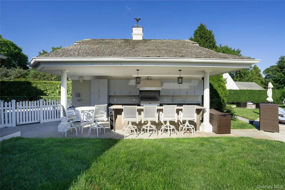 275 Main Street Westhampton Beach, NY 11978