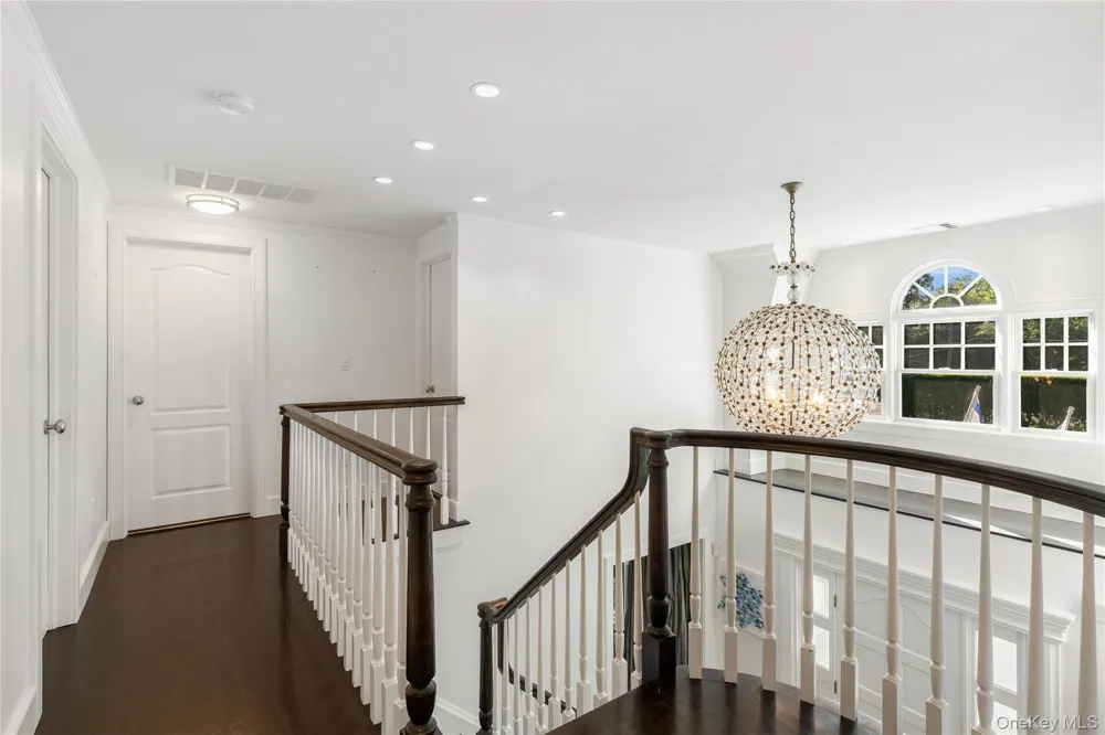 275 Main Street Westhampton Beach, NY 11978