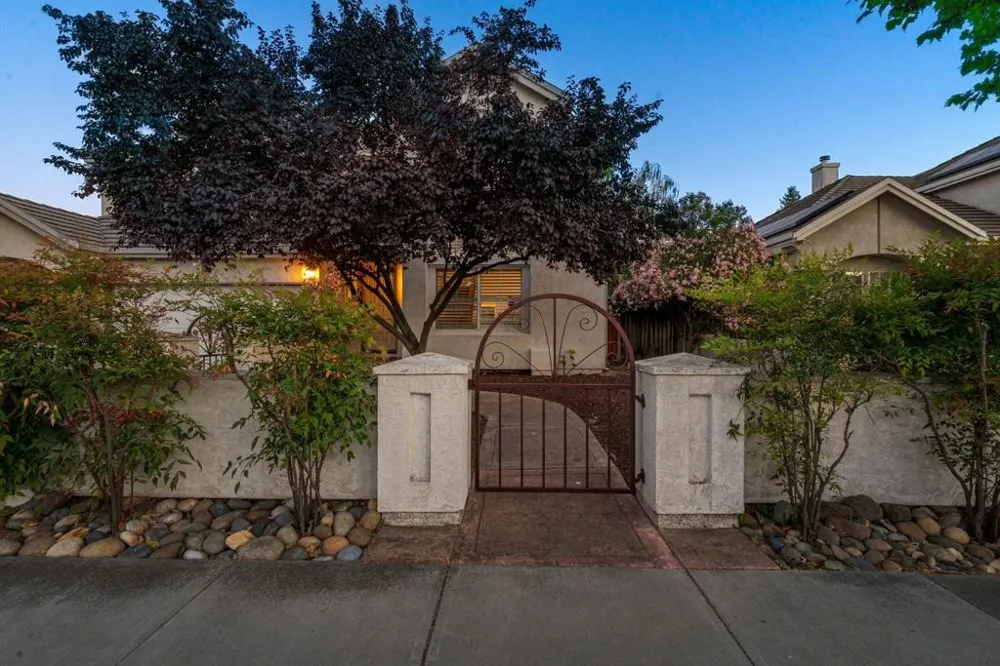 674 W Sunnyoaks Avenue Campbell, CA 95008