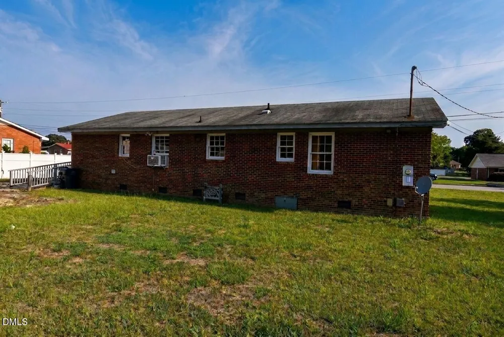 205 W B STREET Erwin, NC 28339