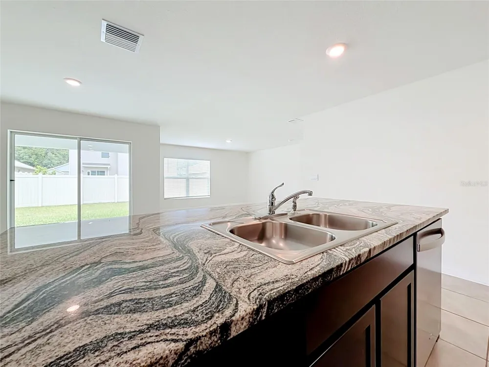 6698 SE 3RD LOOP ocala, FL 34472