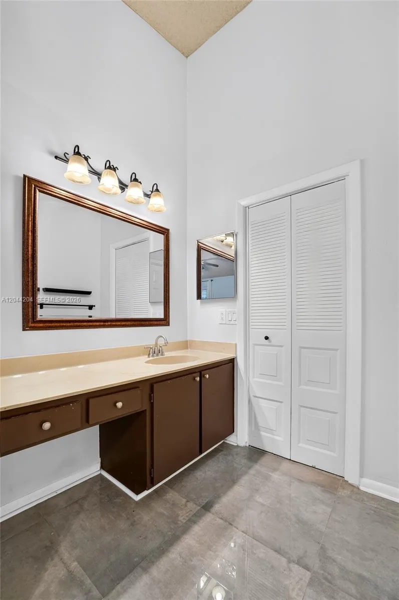 73 NW 98th Ter Plantation, FL 33324