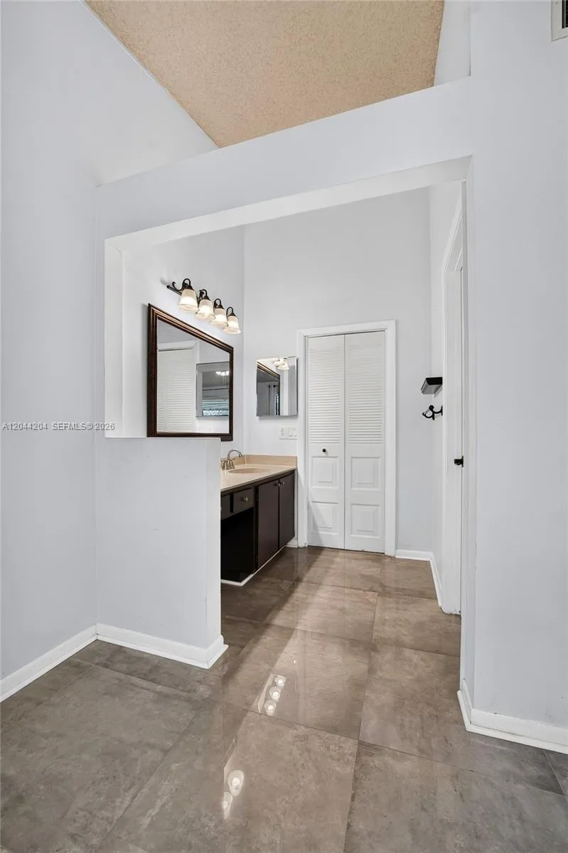 73 NW 98th Ter Plantation, FL 33324