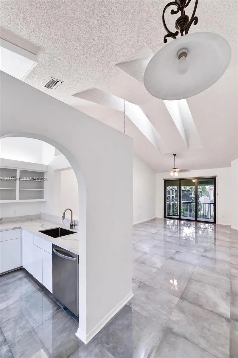 73 NW 98th Ter Plantation, FL 33324