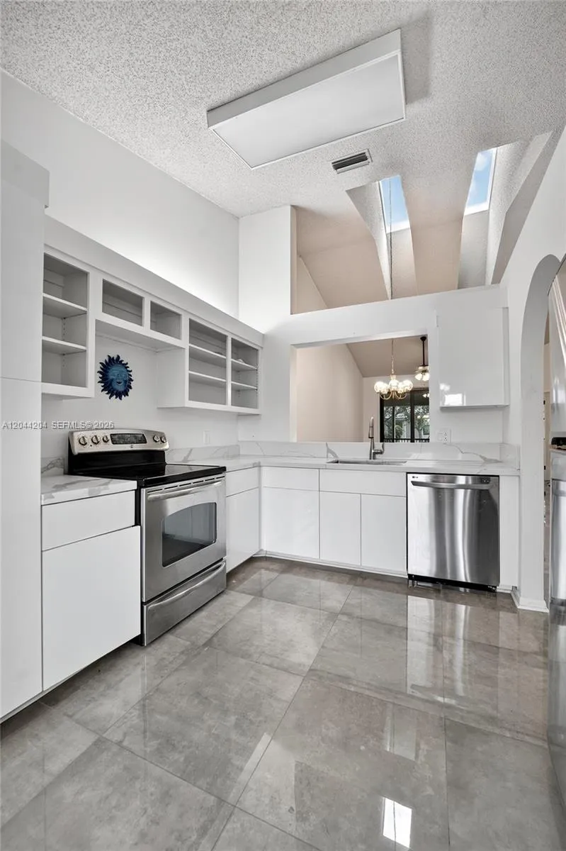 73 NW 98th Ter Plantation, FL 33324