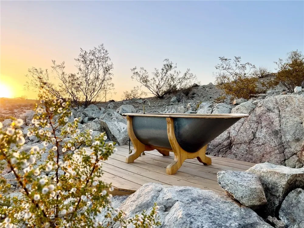 2432 Hilltop Joshua Tree, CA 92252
