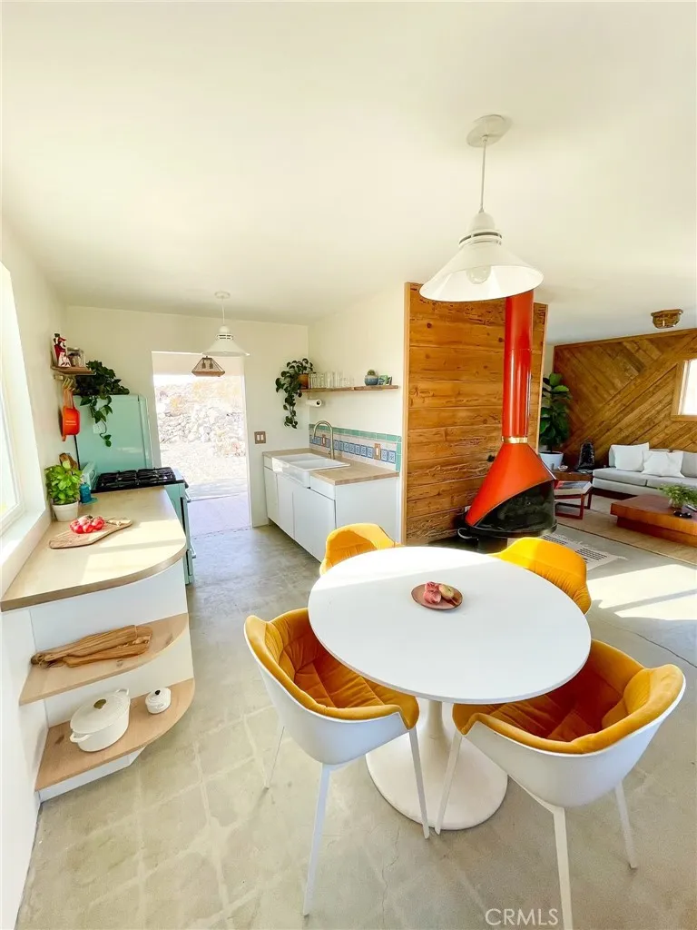 2432 Hilltop Joshua Tree, CA 92252