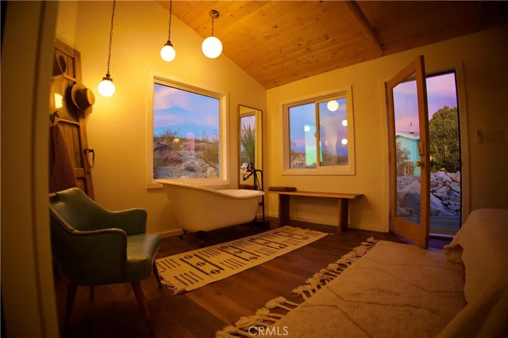 2432 Hilltop Joshua Tree, CA 92252