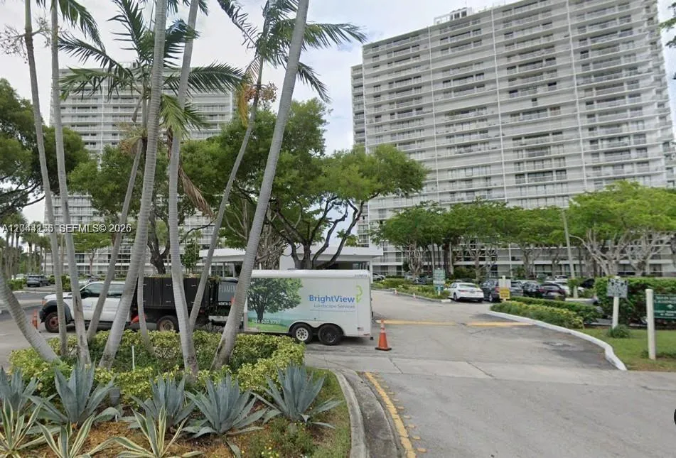 3701 Country Club Dr #207 Aventura, FL 33180