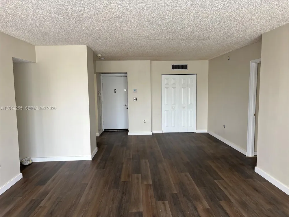 3701 Country Club Dr #207 Aventura, FL 33180