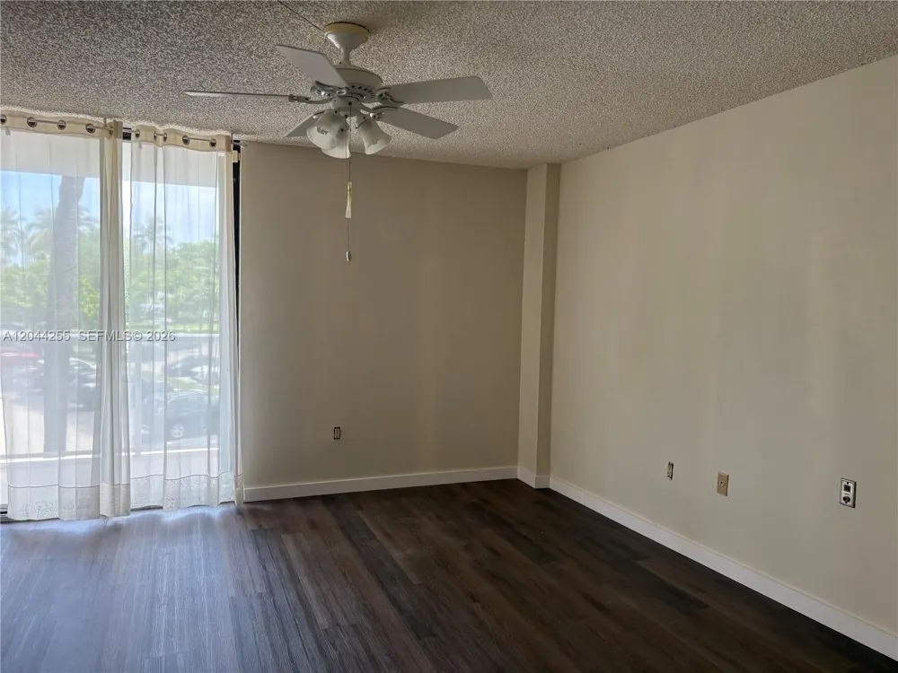 3701 Country Club Dr #207 Aventura, FL 33180