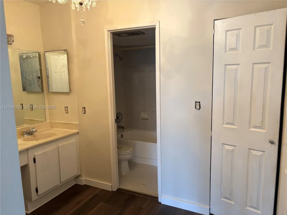 3701 Country Club Dr #207 Aventura, FL 33180