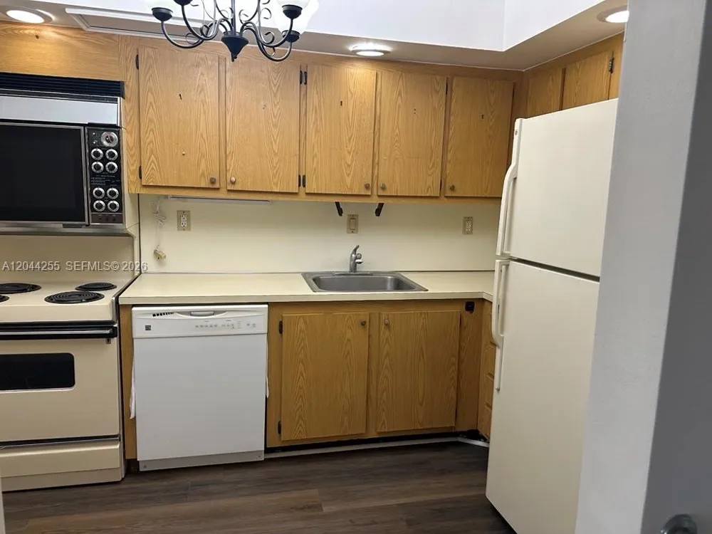 3701 Country Club Dr #207 Aventura, FL 33180
