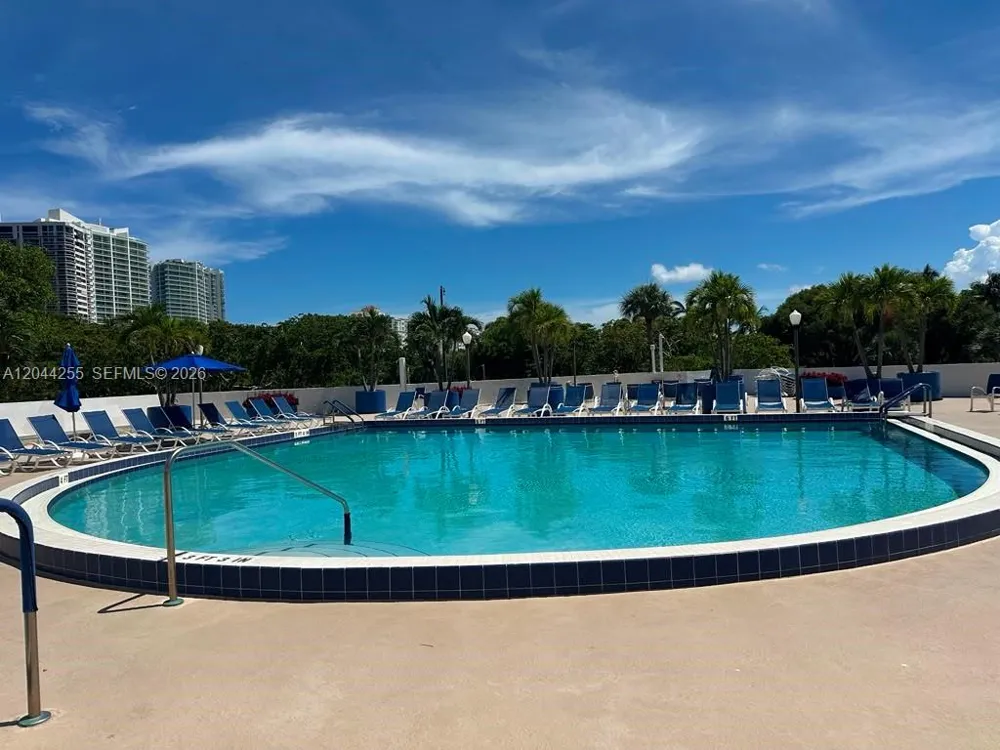 3701 Country Club Dr #207 Aventura, FL 33180