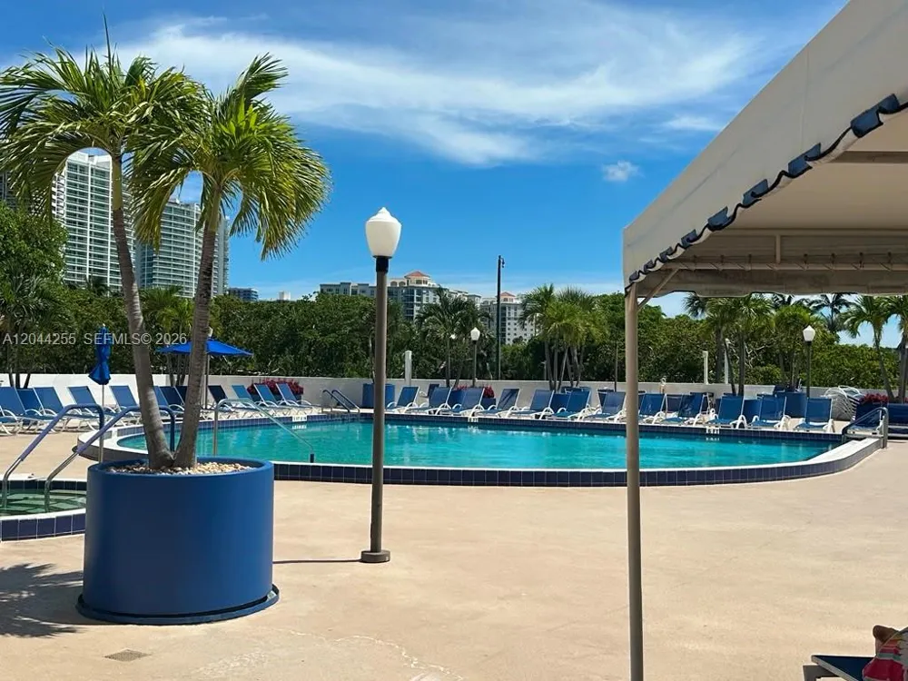 3701 Country Club Dr #207 Aventura, FL 33180
