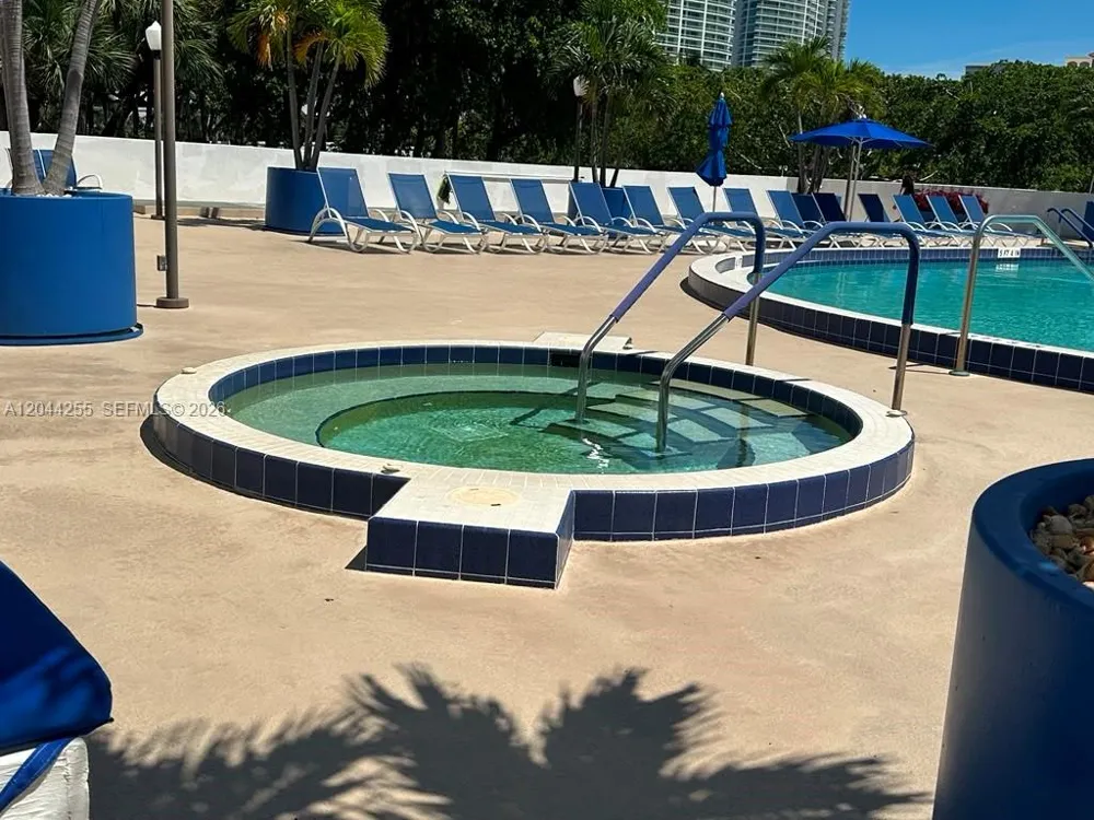 3701 Country Club Dr #207 Aventura, FL 33180