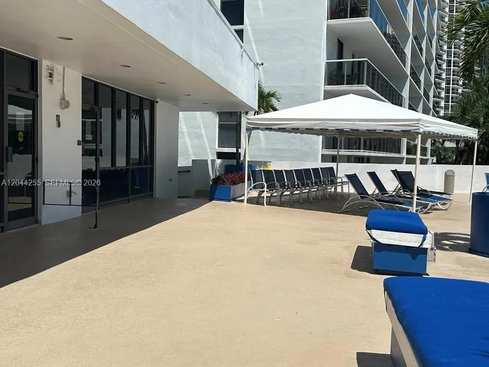 3701 Country Club Dr #207 Aventura, FL 33180