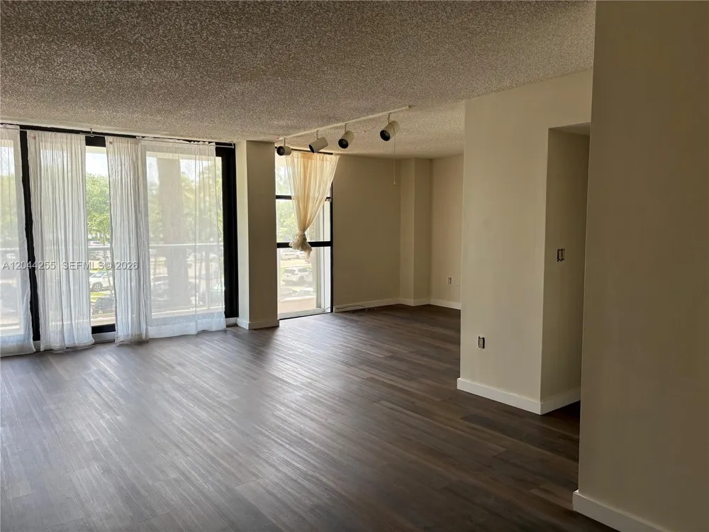 3701 Country Club Dr #207 Aventura, FL 33180