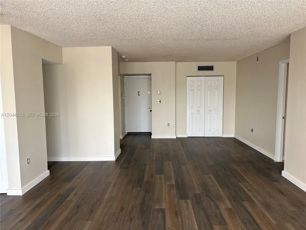3701 Country Club Dr #207 Aventura, FL 33180