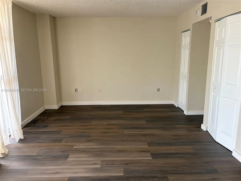 3701 Country Club Dr #207 Aventura, FL 33180