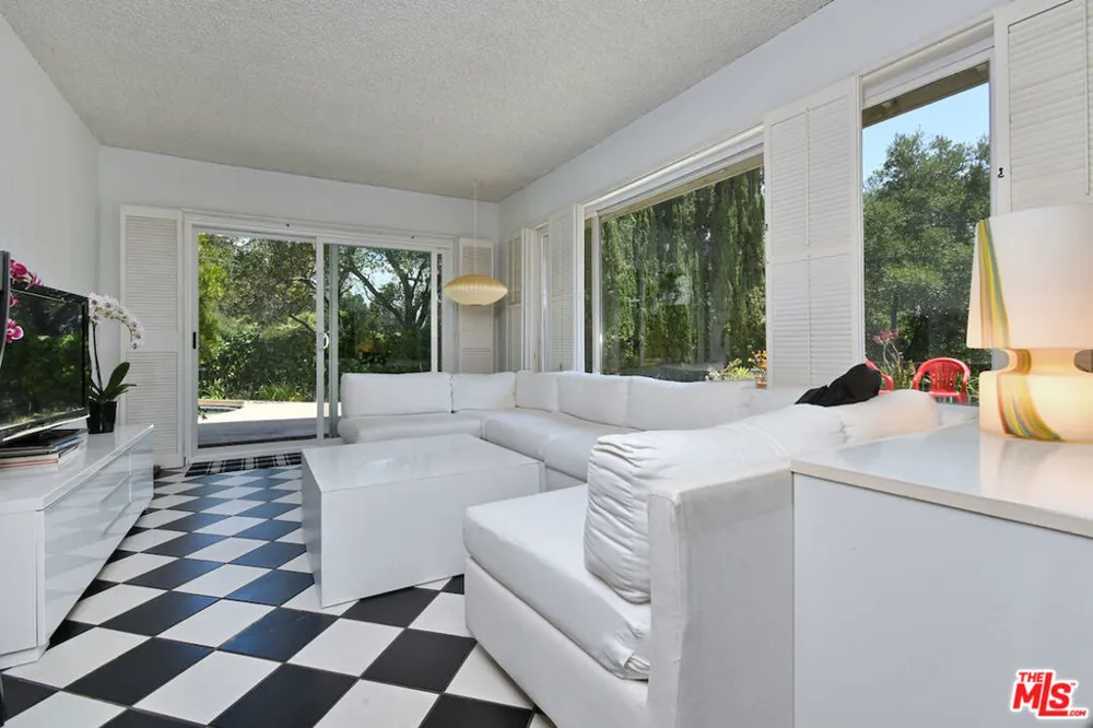 11944 Briarvale Lane Studio City, CA 91604