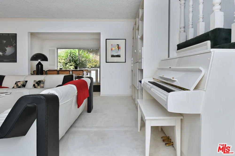 11944 Briarvale Lane Studio City, CA 91604