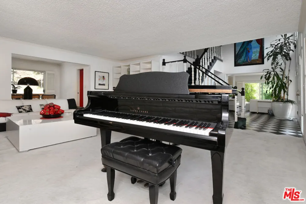 11944 Briarvale Lane Studio City, CA 91604