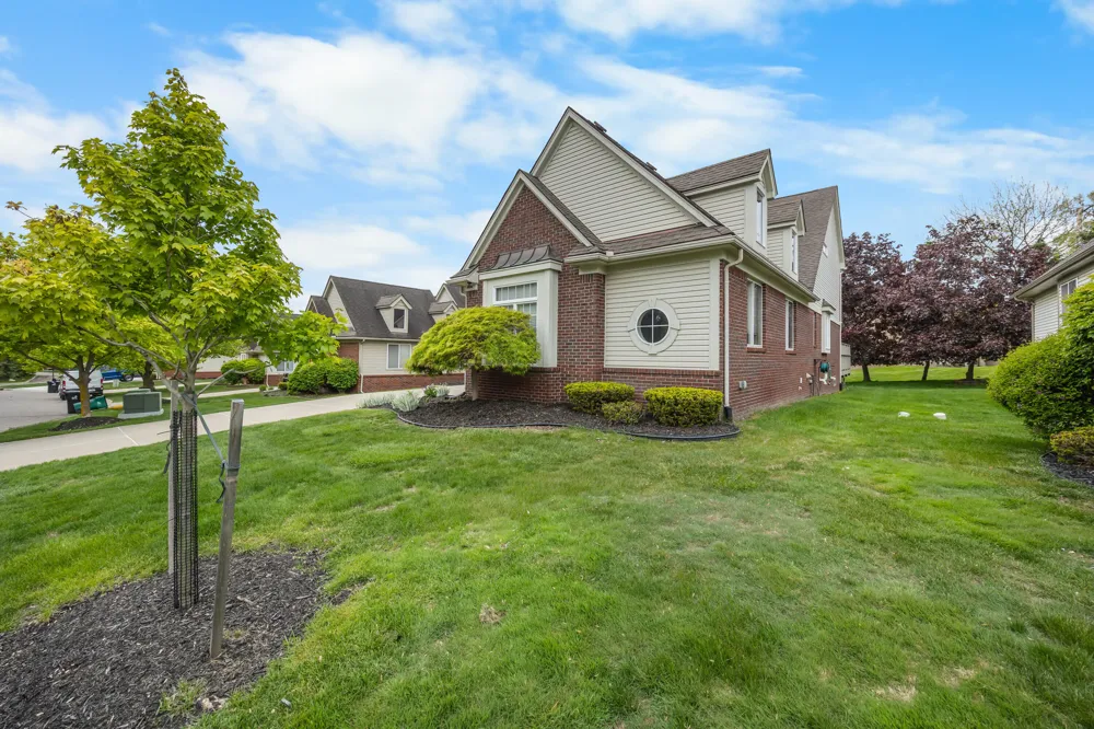 22273 Abington Drive Farmington Hills, MI 48335