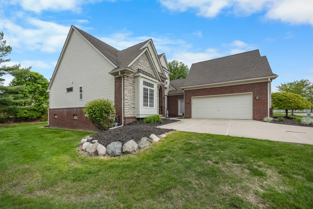 22273 Abington Drive Farmington Hills, MI 48335