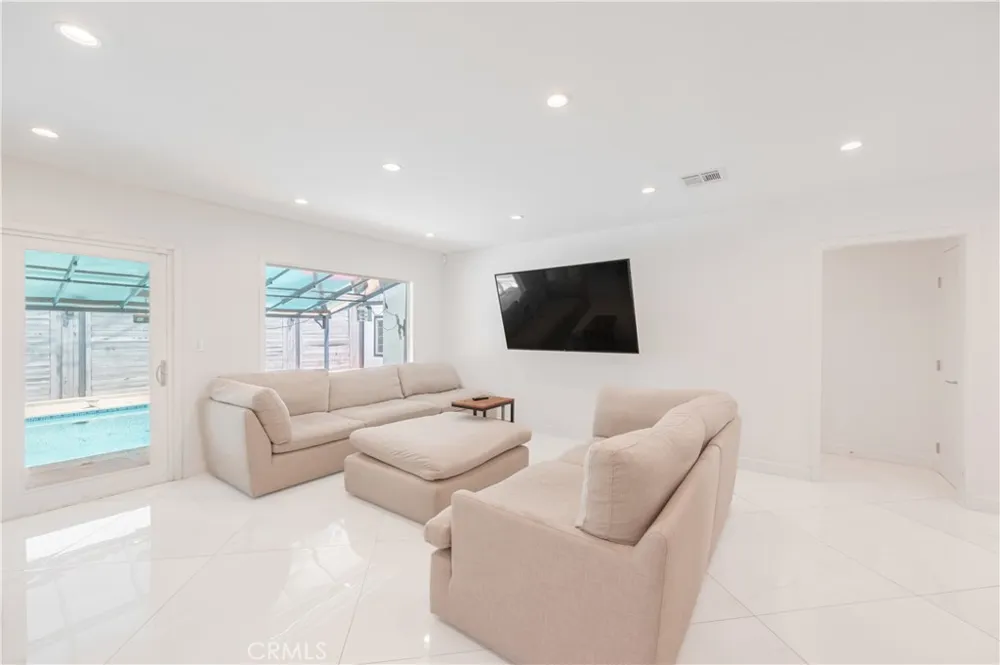 12521 Stagg Street North Hollywood, CA 91605