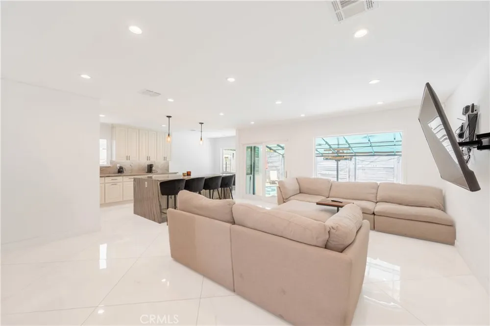 12521 Stagg Street North Hollywood, CA 91605