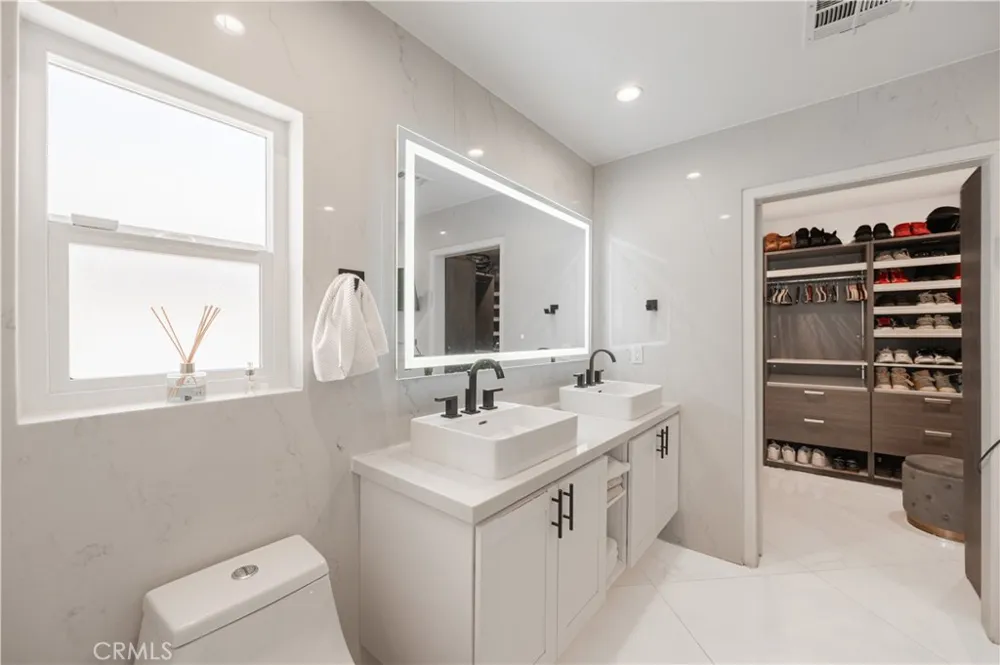 12521 Stagg Street North Hollywood, CA 91605