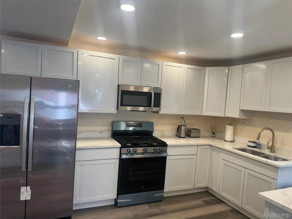 71 Biltmore Drive Troy City, MI 48084