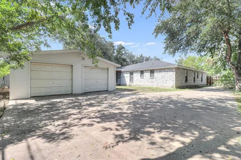 2111 E Lott Avenue