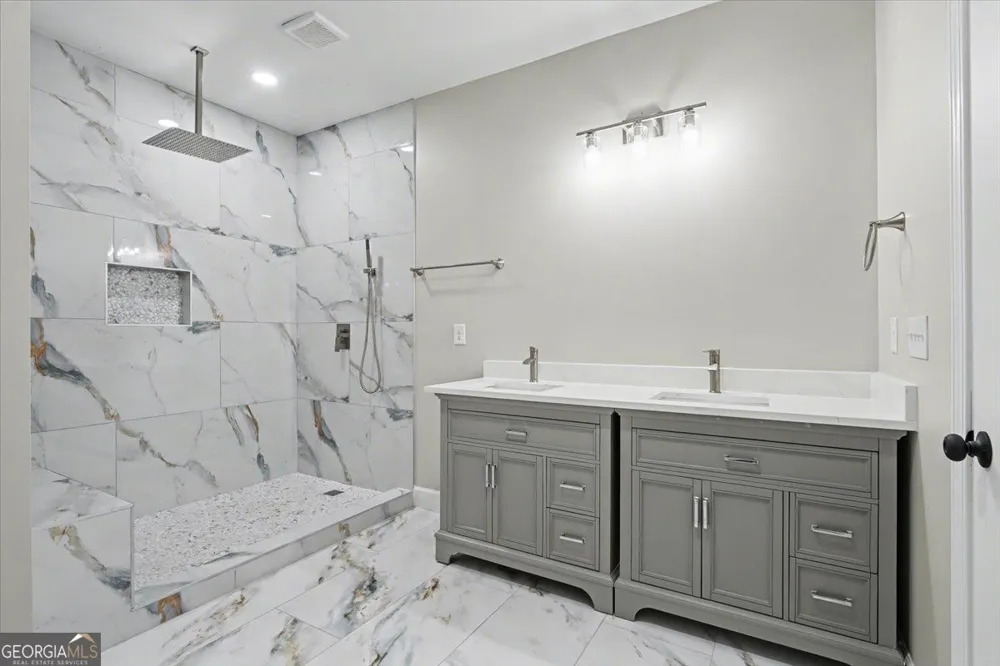 242 Mulberry LN Lindale, GA 30147