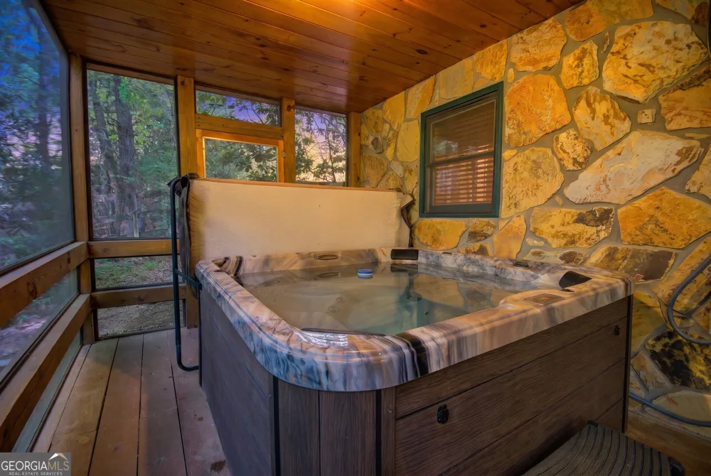 218 Bench Leg RD Mineral Bluff, GA 30559