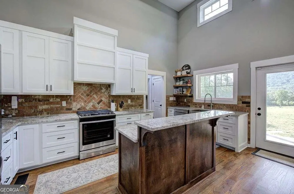 1084 Shahan LN LaFayette, GA 30728