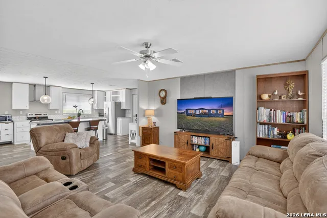 435 Fm 539 Floresville, TX 78114