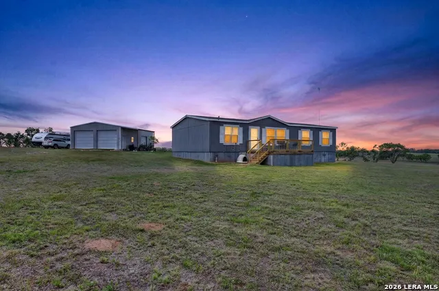 435 Fm 539 Floresville, TX 78114