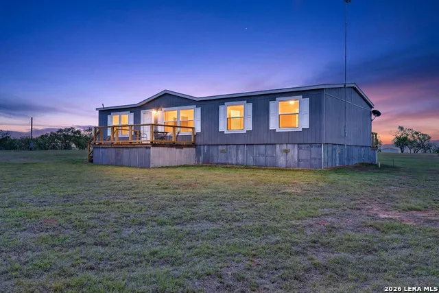 435 Fm 539 Floresville, TX 78114
