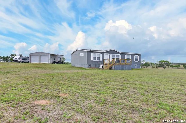 435 Fm 539 Floresville, TX 78114