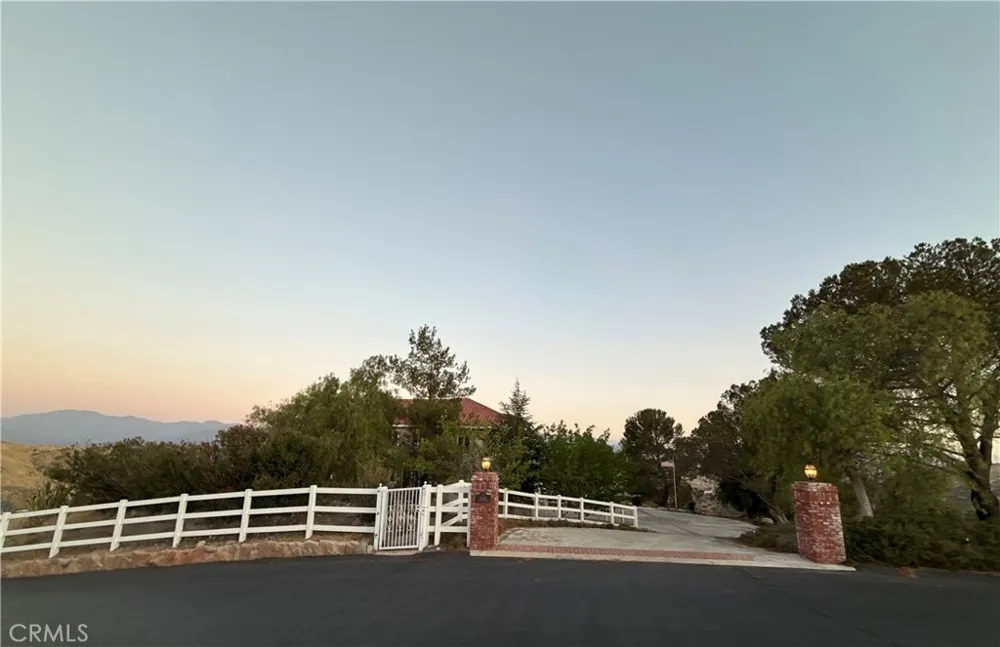 32080 Avenida Donari Agua Dulce, CA 91390
